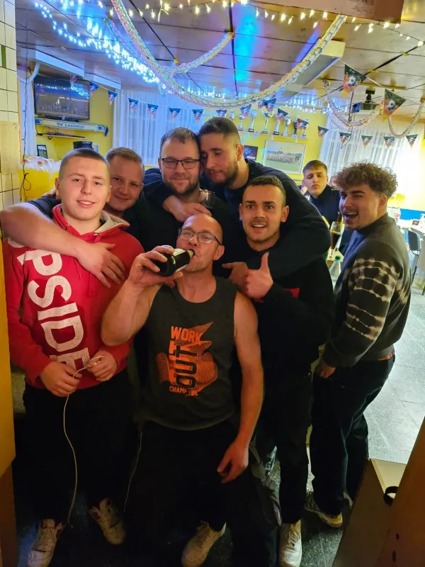 Spitzenreiter feiert im Vereinsheim in Großneuhausen