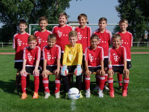 E-Junioren gewinnen Trikotsatz