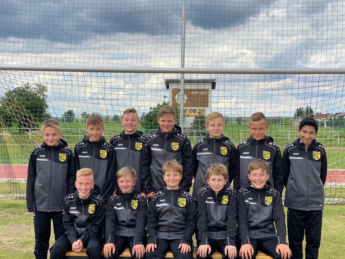 Neue Jogginganzüge für die D1-Junioren des FSV 06 Kölleda
