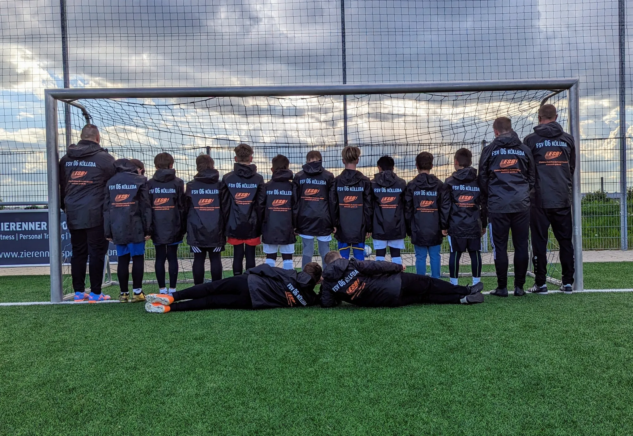 Neue Allwetterjacken für unsere E1-Junioren