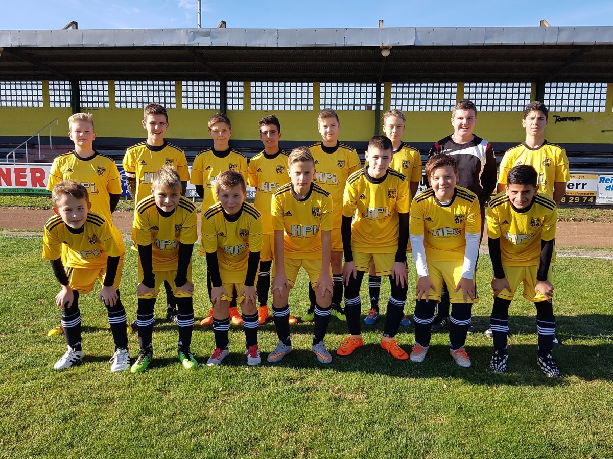 C2-Junioren bedanken sich bei der Firma HPI